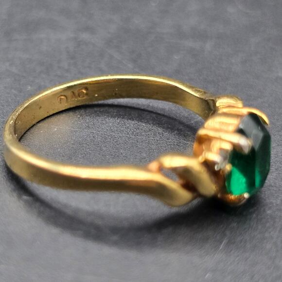DAC Green Glass Rhinestone Ring Gold Tone Size 7 Costume Jewelry - Picture 5 of 10